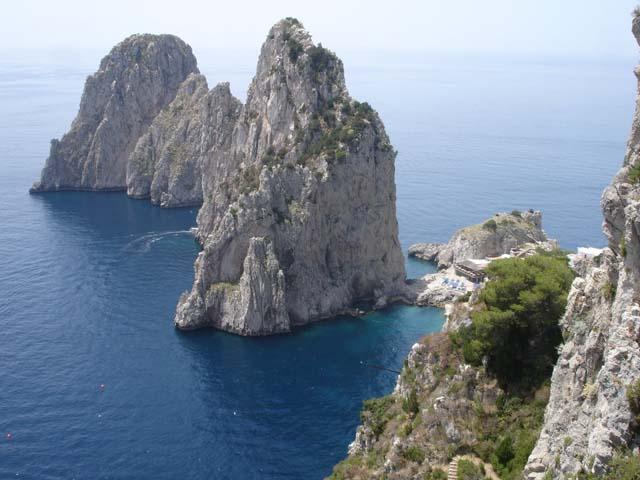 A Capri, isola-mito per eccellenza, in cerca di cultura, shopping e mondanità