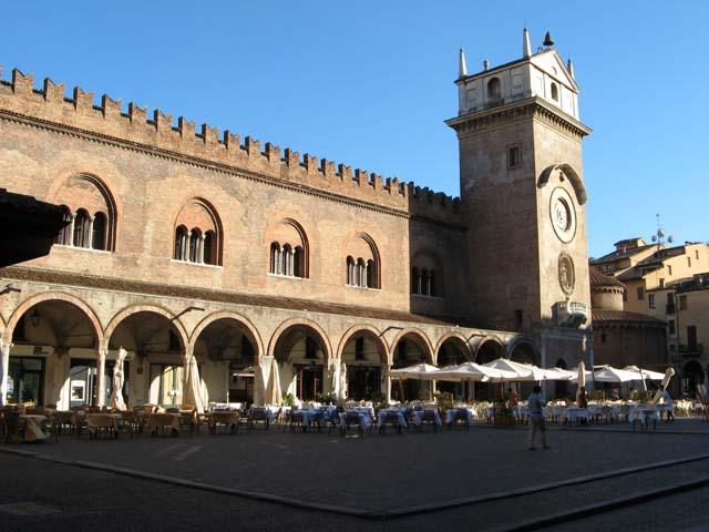 Piazza delle Erbe a Mantova