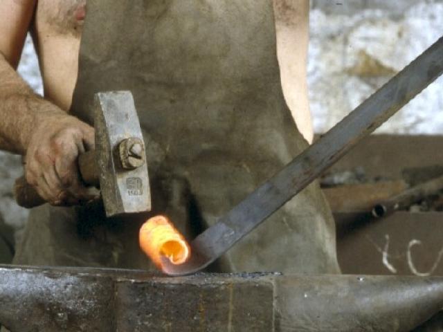 Lavorazione del ferro battuto nel veronese