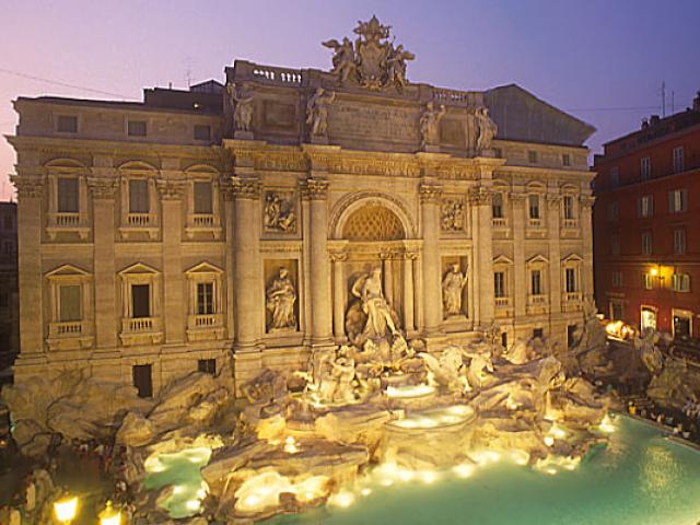 Fontana di Trevi di sera - Roma