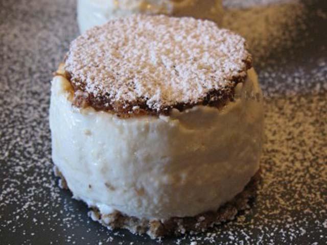 Dessert di ricotta e pere con cialde di torroncino